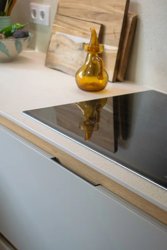 Sinpar Studio — Detalle encimera con placa induccion cocina reforma chalet Pozuelo