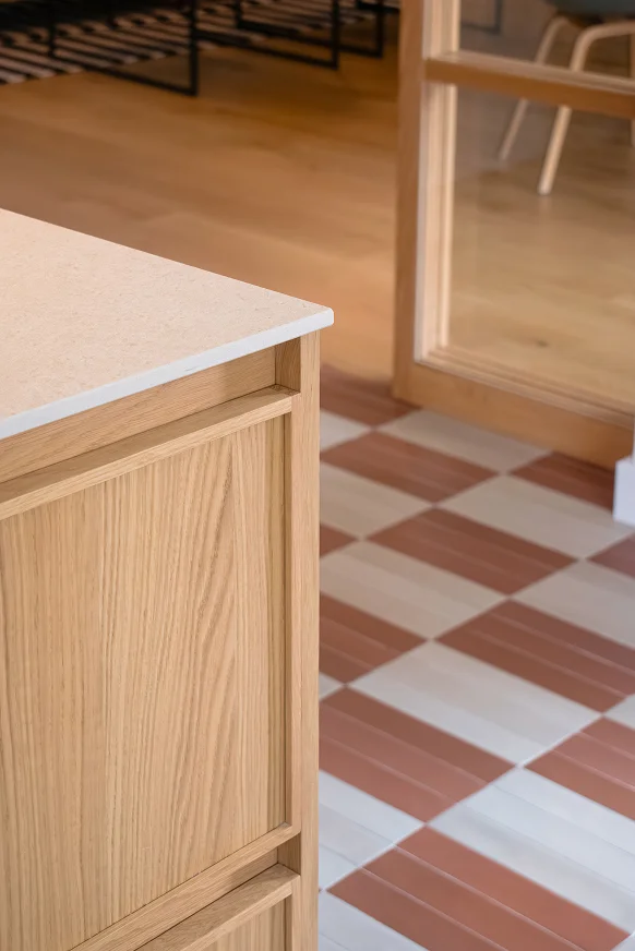 Sinpar Studio — Detalle isla madera y suelo ajedrez cocina reforma chalet Pozuelo