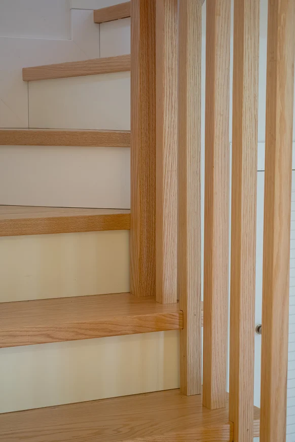 Sinpar Studio — Escaleras madera con barandilla palilleria reforma chalet Pozuelo