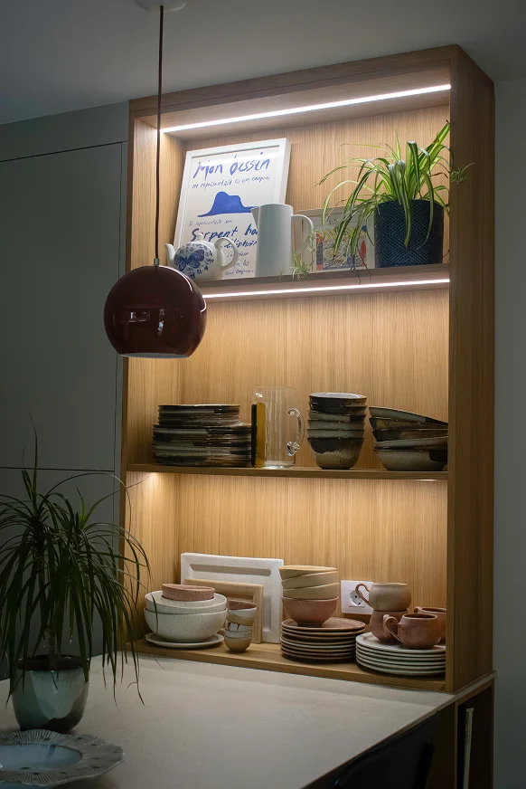 Sinpar Studio — Estanteria cocina iluminada con led reforma chalet Pozuelo