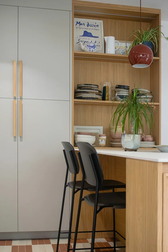 Sinpar Studio — Estanteria madera con ceramica en isla cocina reforma chalet Pozuelo