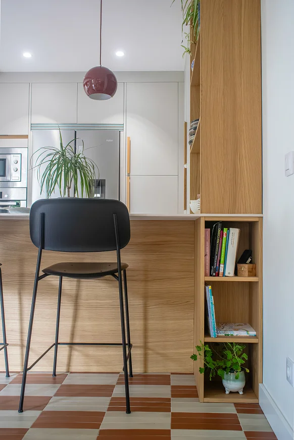 Sinpar Studio — Isla cocina con estanteria y taburete negro reforma chalet Pozuelo