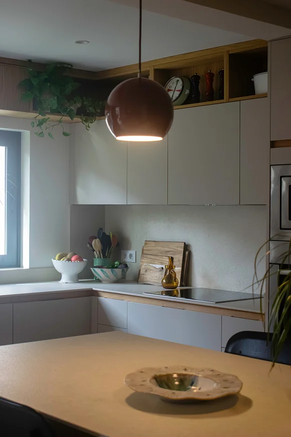Sinpar Studio — Lampara colgante roja sobre isla cocina reforma chalet Pozuelo