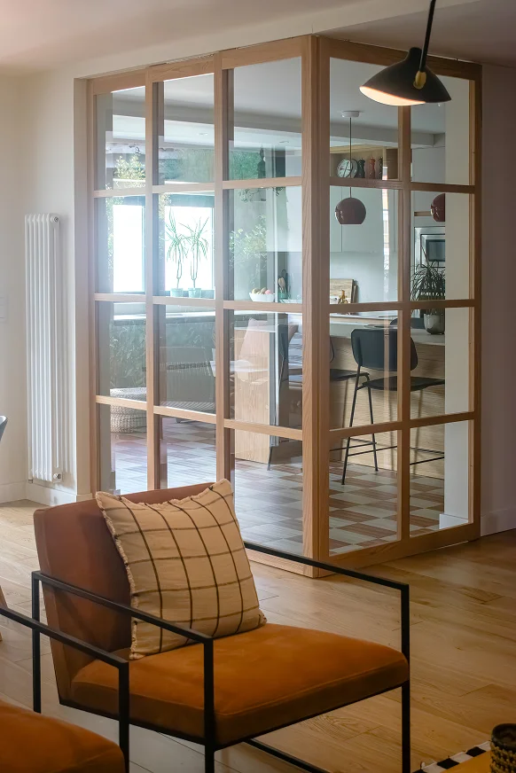 Sinpar Studio — Separador cristal entre salon y cocina reforma chalet Pozuelo