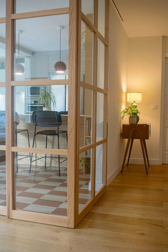 Sinpar Studio — Separador cristal y madera visto desde pasillo reforma chalet Pozuelo