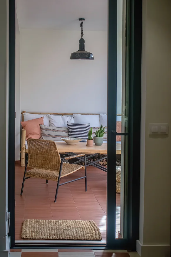 Sinpar Studio — Vista terraza con sofa exterior reforma chalet Pozuelo