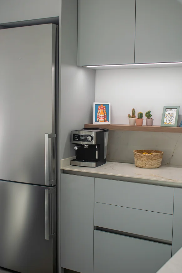 Sinpar Studio — Encimera armarios azules cocina reforma piso Atocha