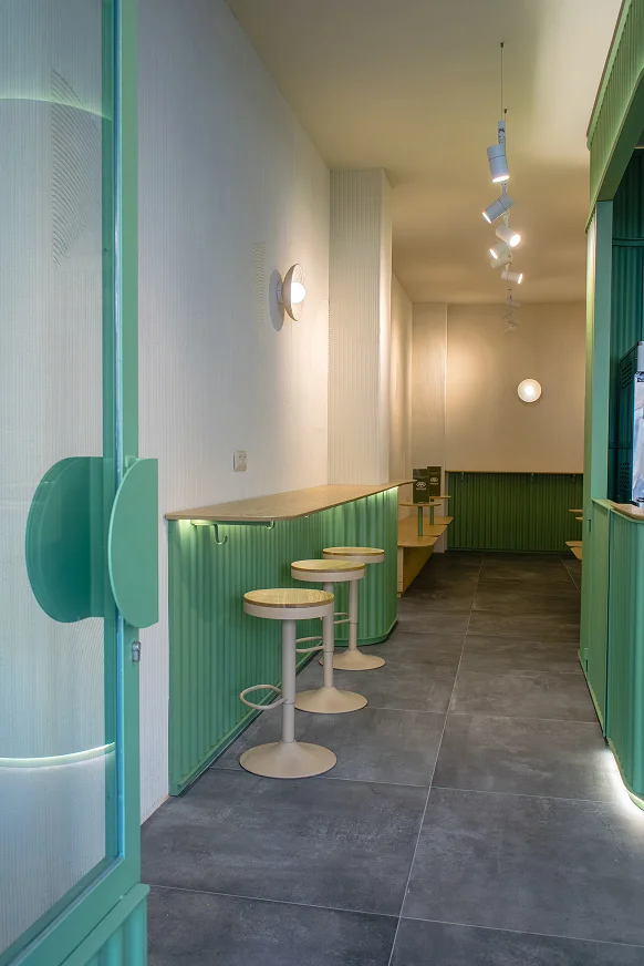 Sinpar Studio — Cliente en barra de atencion local Ponzano Madrid