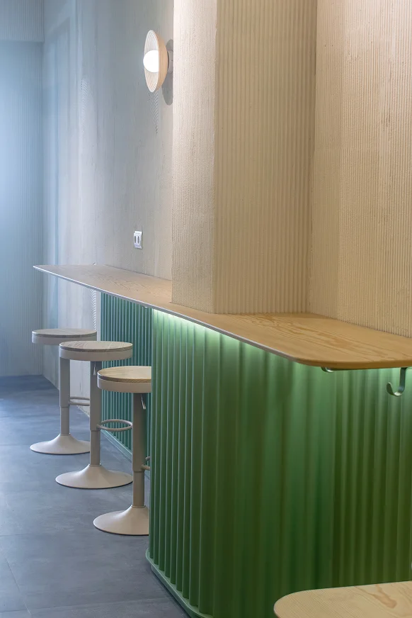 Sinpar Studio — Cliente leyendo menu en pared local Ponzano Madrid