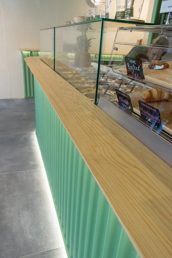 Sinpar Studio — Detalle revestimiento verde ondulado local Ponzano Madrid
