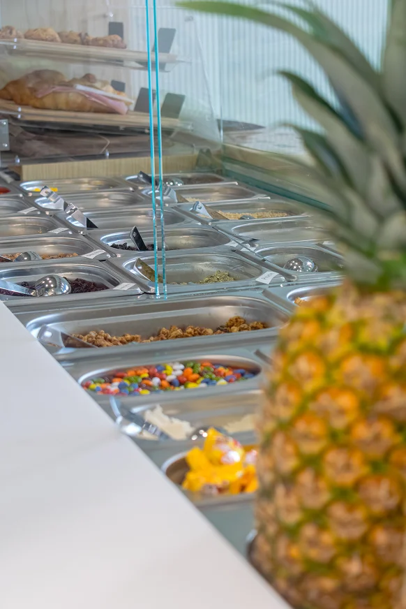 Sinpar Studio — Mesas auxiliares con menus local Ponzano Madrid