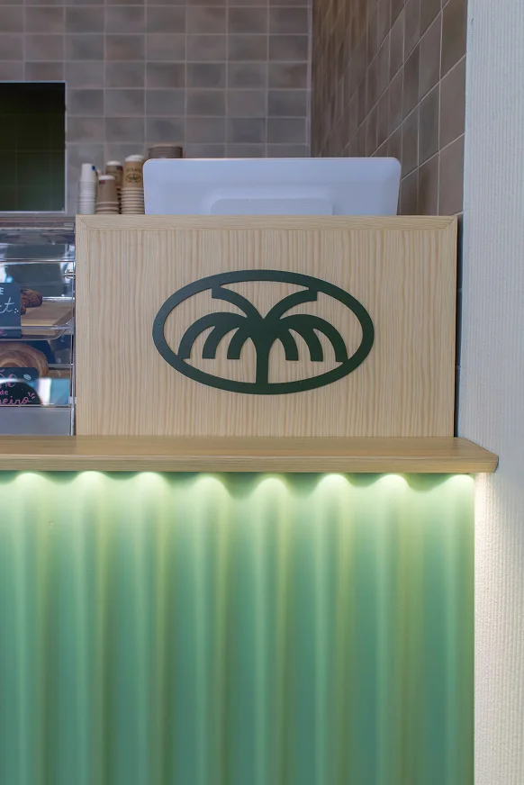 Sinpar Studio — Trabajadora sirviendo acai local Ponzano Madrid