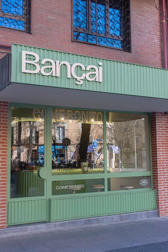 Sinpar Studio — Vista general pasillo con taburetes local Ponzano Madrid