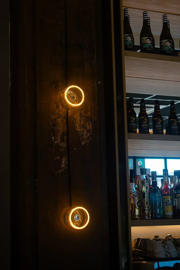 Sinpar Studio — Detalle silla madera y mesa restaurante Cuzco Madrid