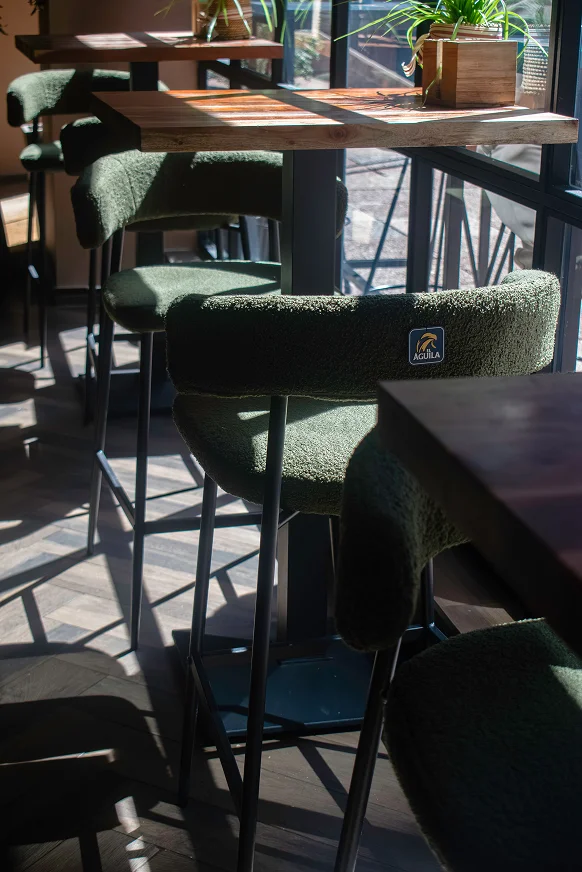 Sinpar Studio — Barra principal con taburetes restaurante Cuzco Madrid