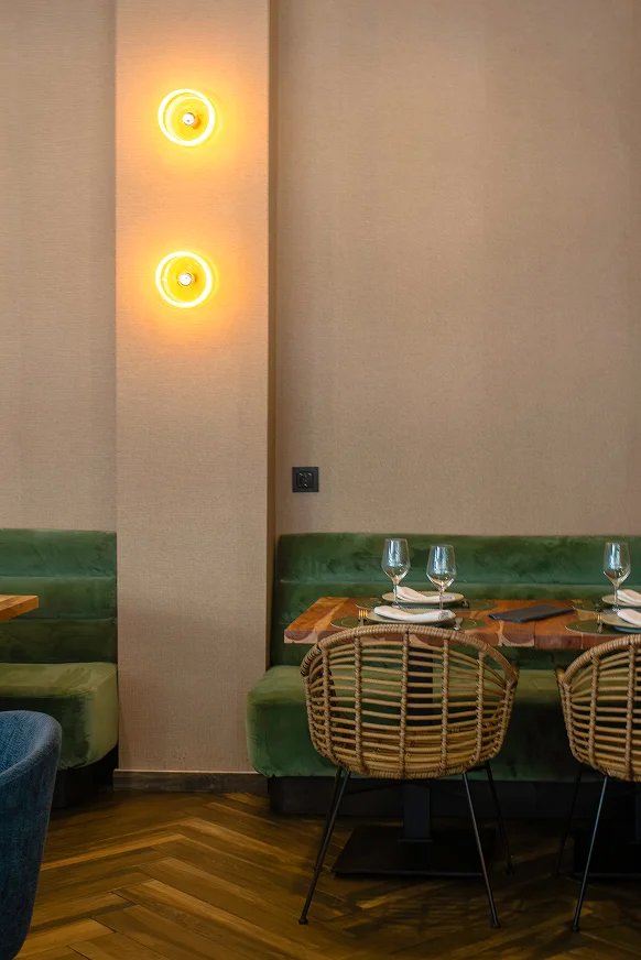 Sinpar Studio — Celosia de madera y vegetacion restaurante Cuzco Madrid