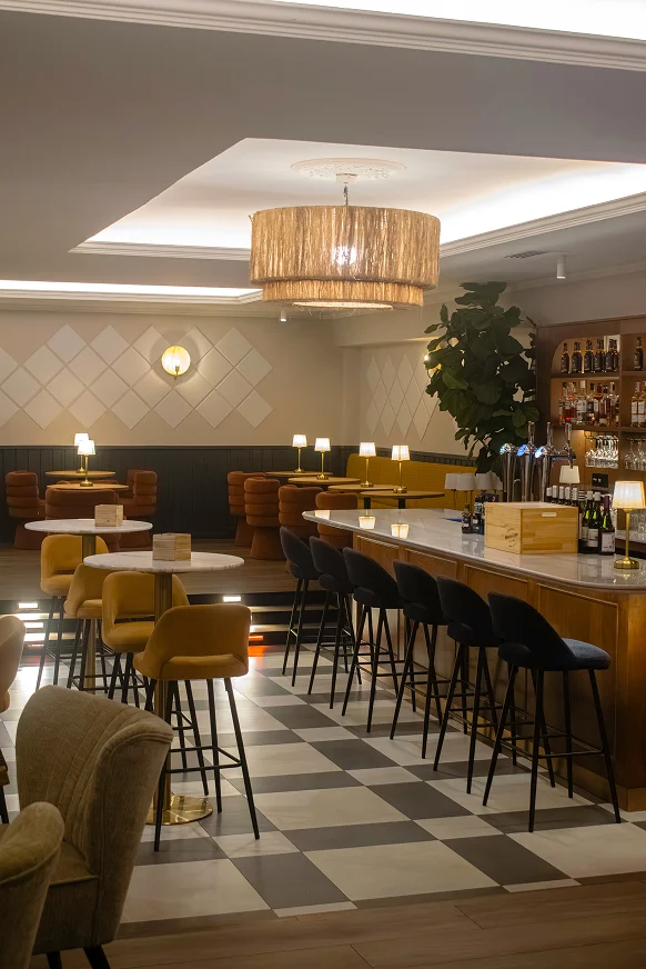 Sinpar Studio — Detalle materiales y texturas en barra restaurante Cuzco Madrid