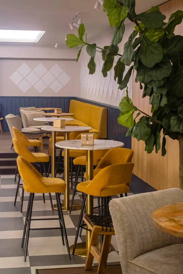 Sinpar Studio — Detalle mesa madera y asientos restaurante Cuzco Madrid