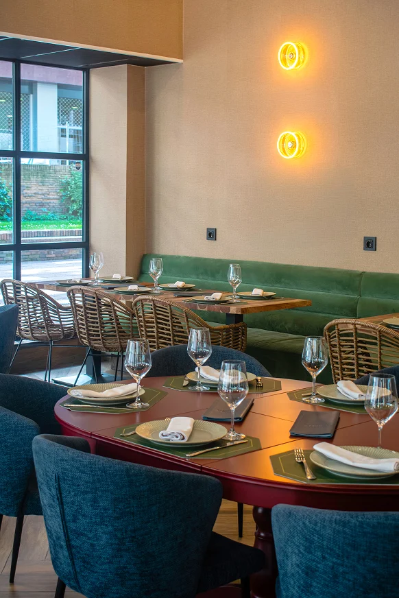 Sinpar Studio — Detalle vegetacion junto a pilar restaurante Cuzco Madrid