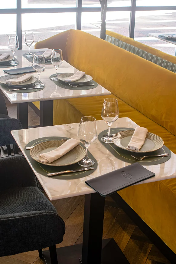 Sinpar Studio — Espejo circular iluminado en bano restaurante Cuzco Madrid