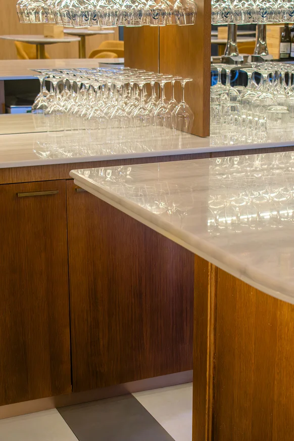 Sinpar Studio — Lampara madera espiral sobre mesa restaurante Cuzco Madrid