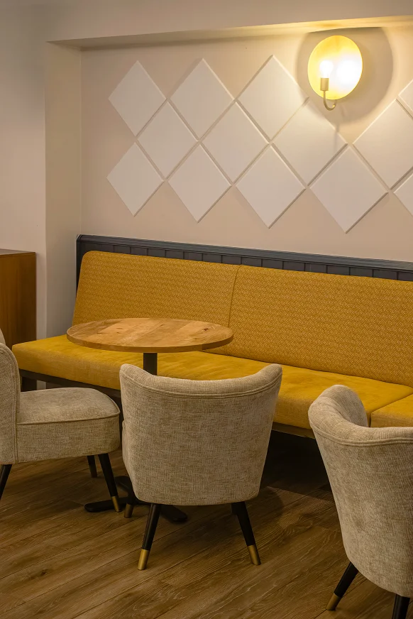 Sinpar Studio — Taburetes altos tapizados en barra restaurante Cuzco Madrid