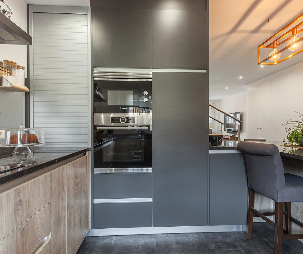 Sinpar Studio — Cocina con horno integrado en armario gris oscuro reforma chalet Toledo
