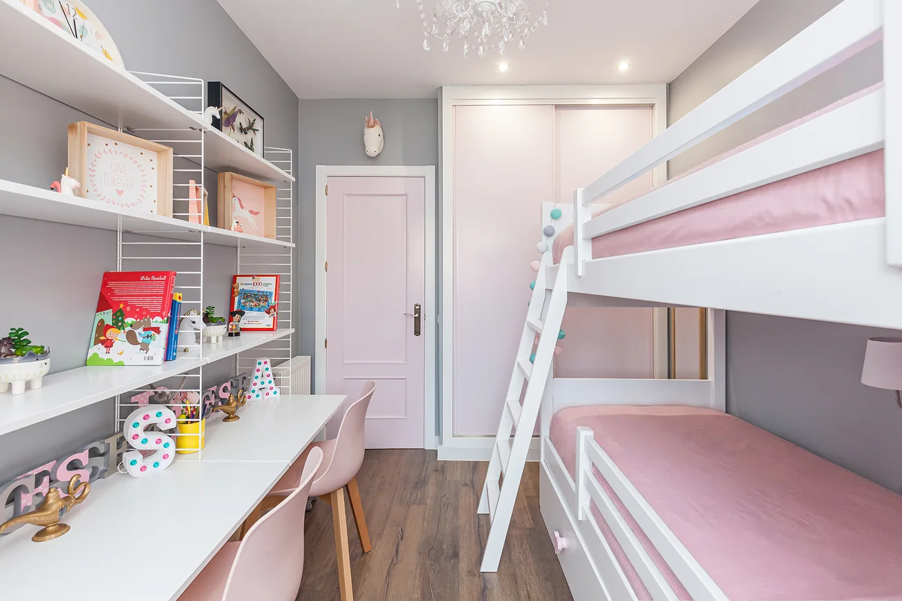 Sinpar Studio — Habitacion infantil con litera blanca y detalles rosa reforma chalet Toledo
