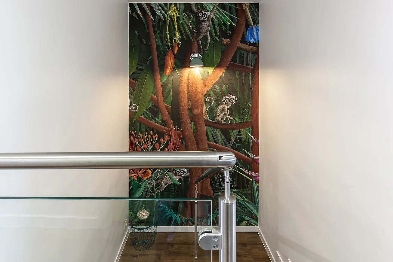 Sinpar Studio — Papel pintado selva con monos en hueco escalera reforma chalet Toledo