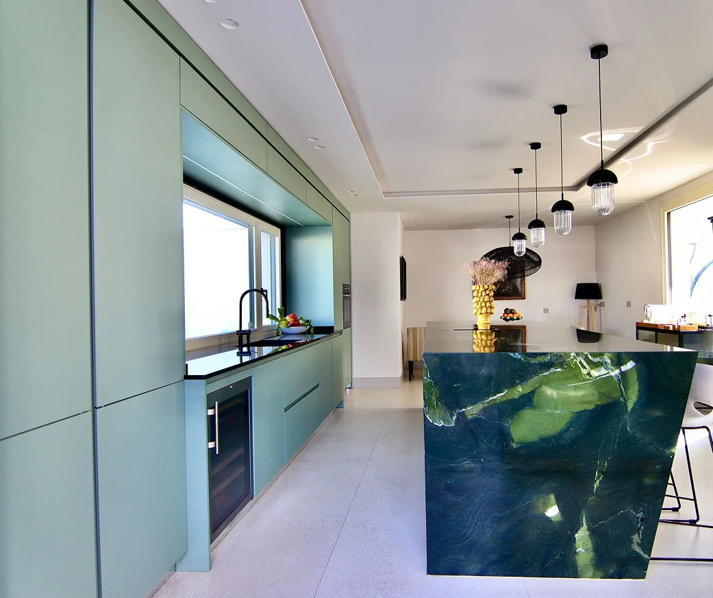 Sinpar Studio — Cocina armarios verde con vinoteca e isla esmeralda reforma chalet Toledo