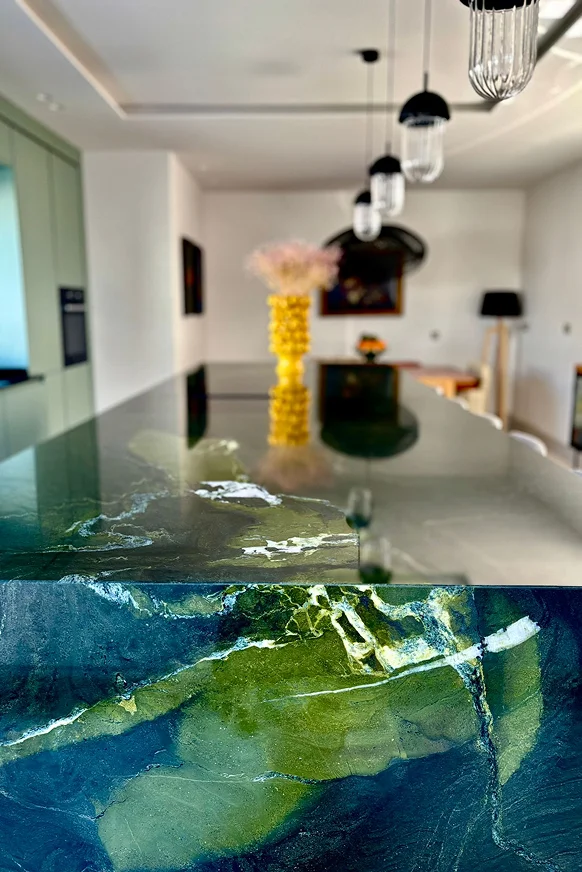 Sinpar Studio — Detalle marmol verde esmeralda con vetas blancas cocina reforma chalet Toledo