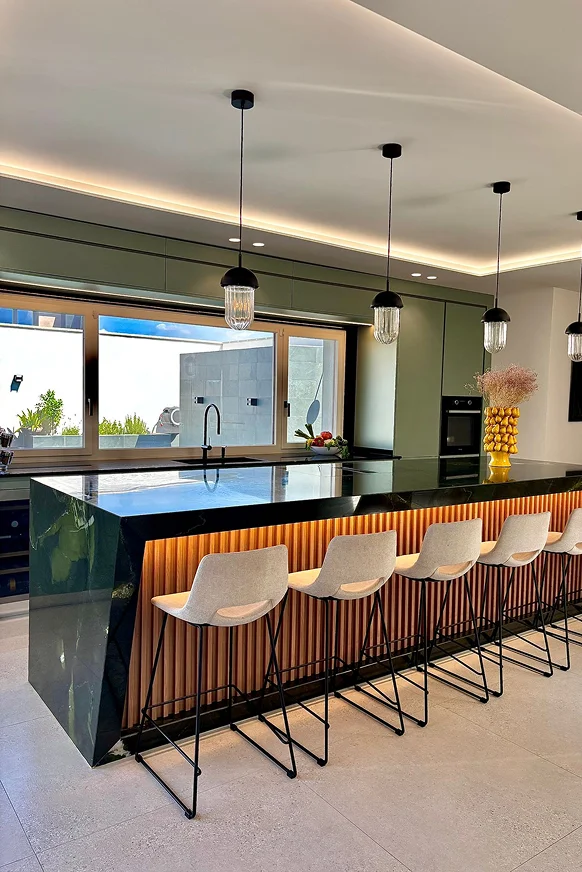 Sinpar Studio — Isla verde esmeralda iluminada led y listones madera cocina reforma chalet Toledo